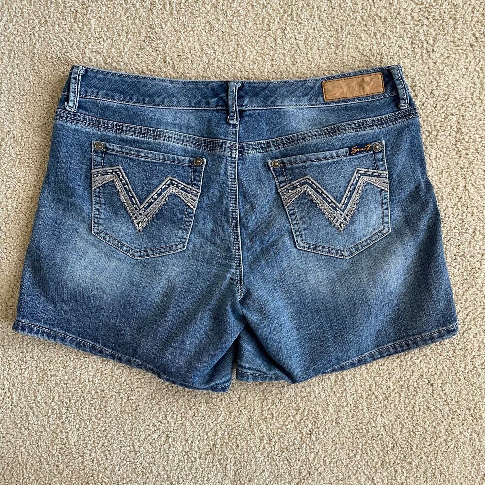 Y2K Embellished A Pockets Low to Mid Rise Denim Shorts - size 14